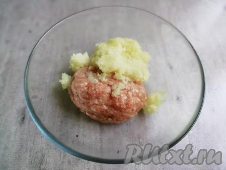 Далее нужно заняться фаршем. Можно взять покупной фарш и добавить к нему очищенную луковицу, измельчённую, например, в блендере. А можно приготовить фарш и в домашних условиях, пропустив через мясорубку кусочки мяса вместе с очищенной луковицей.