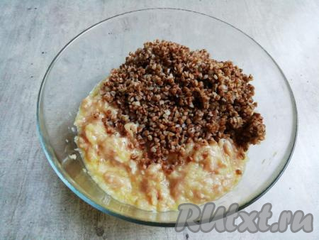 Затем требуется добавить в фарш остывшую гречку и вновь тщательно перемешать ингредиенты.