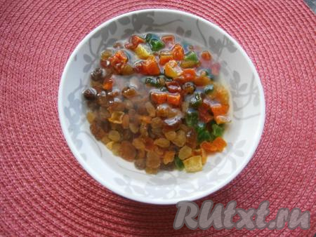 Накрыть тесто плёнкой и оставить на 1 час в тёплом месте. Цукаты и изюм залить кипятком и оставить на 30 минут.