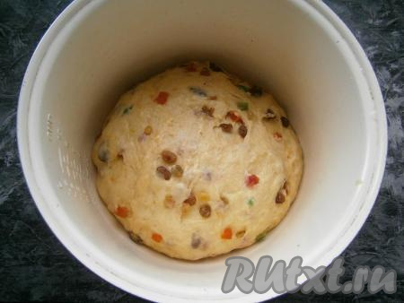 Снова поместить тесто в тепло на 2 часа. Я выложила тесто в чашу мультиварки и выставила температуру 35 градусов на режиме "Мультиповар". Тесто за это время увеличится в объёме раза в полтора.