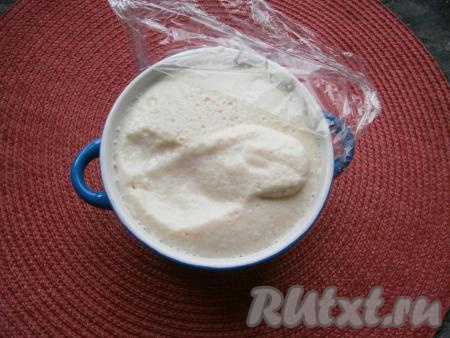 Накрыть посуду с опарой плёнкой и оставить в тёплом месте на 15 минут. За это время опара подойдёт, станет пышной и пузырчатой.