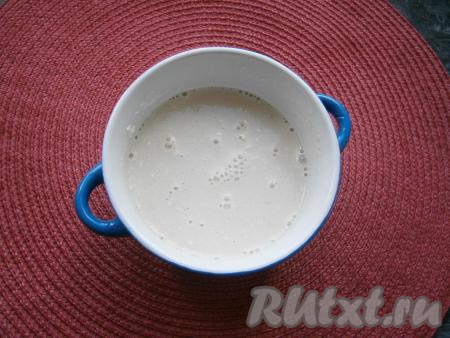 Тщательно перемешать опару, лучше венчиком, чтобы осталось как можно меньше комочков.