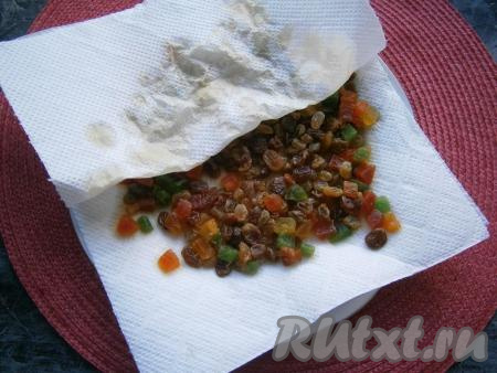 Потом слить воду, а сухофрукты обсушить бумажным полотенцем.