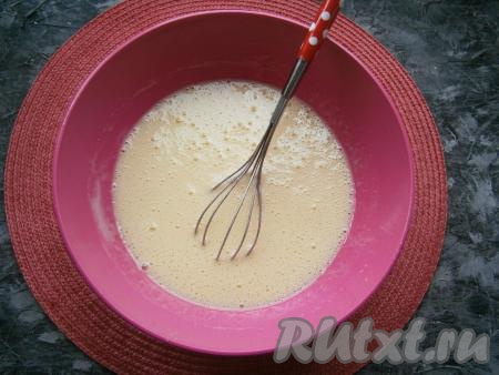 В яичную смесь добавить опару, перемешать до однородности.