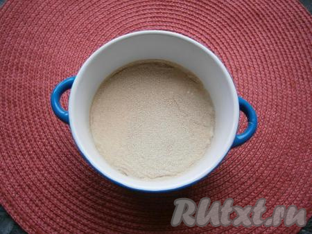 В тёплое молоко (температура молока не должна быть выше 40 градусов) всыпать сухие дрожжи.