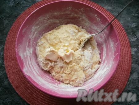 Когда тесто станет густым и его трудно будет мешать ложкой, добавлять частями предварительно размягченное при комнатной температуре сливочное масло (вынуть из холодильника часа за 2 до начала замешивания теста).