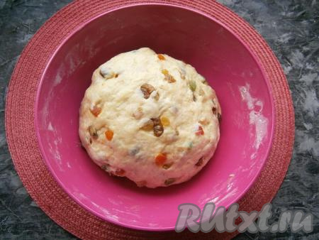 По прошествии 1 часа, в подошедшее тесто (оно не увеличится сильно в объёме) вмешать сухофрукты.