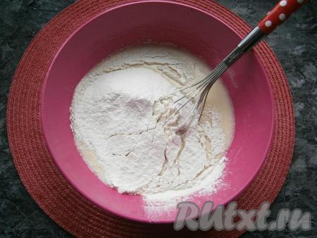 Постепенно всыпать просеянную муку, замешивая тесто.