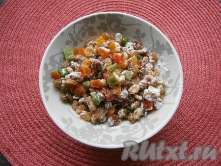 Смешать сухофрукты с 1 чайной ложкой муки.