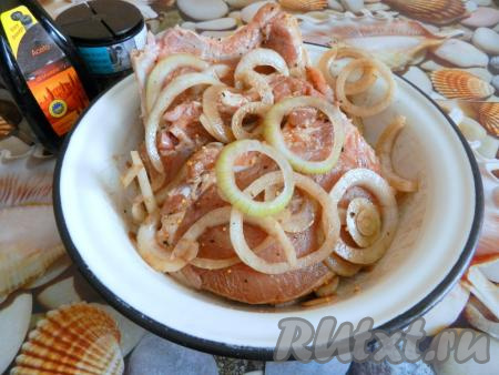 Сложить свиные стейки и лук в миску, добавить соевый уксус, перемешать, покрывая мясо соусом со всех сторон, и оставить на 1 час мариноваться в прохладном месте. В течение этого времени можно 2-3 раза мясо перевернуть, чтобы оно равномерно пропиталось соусом. Соль в этом рецепте не добавляется, так как соевый соус достаточно солёный.