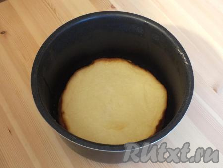 По истечении 30 минут творожная запеканка заметно осядет и её легко можно будет извлечь из чаши мультиварки.