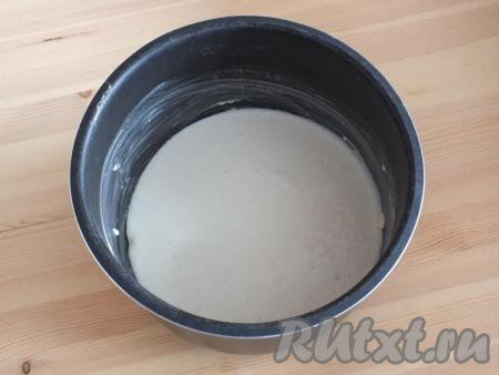 Чашу мультиварки смажьте сливочным маслом. Вылейте творожную массу. Чашу поставьте в мультиварку, включите режим "Выпечка" на 45 минут, крышку закройте. По истечении времени включите повторно режим "Выпечка" на 30 минут. По завершении, отключите мультиварку, оставьте с открытой крышкой на 30 минут.&nbsp;