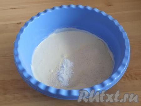 В получившуюся однородную творожную массу добавьте манку, разрыхлитель и перемешайте ложкой. Масса получится жидкой.