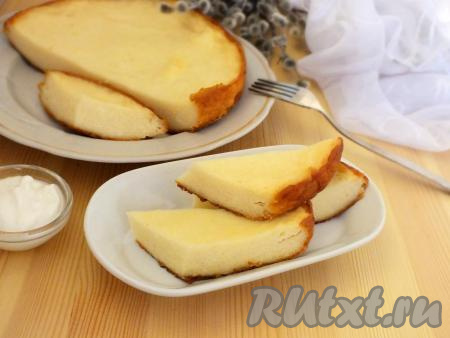 Сочная, ароматная, нежная структура запеканки очень похожа на суфле. От такого лакомства мало кто откажется. Обязательно приготовьте творожную запеканку со сгущёнкой в мультиварке и насладитесь её восхитительным вкусом!