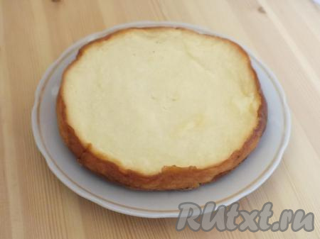 Переложите творожную запеканку, приготовленную со сгущёнкой, из чаши мультиварки на блюдо и подавайте на стол.