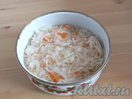 Квашеную капусту переложите в сотейник (или кастрюльку), залейте 1 стаканом воды и нагревайте на среднем огне до закипания, затем убавьте огонь и варите в течение&nbsp;30 минут. За это время жидкость испарится.