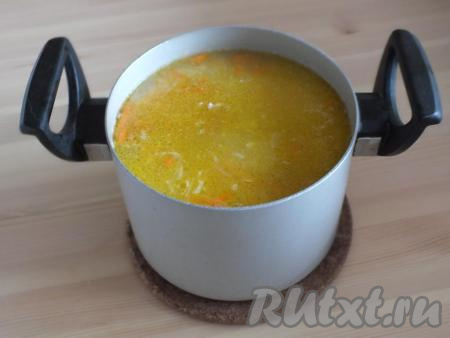 По истечении времени выключите огонь. Рассольник с квашеной капустой и перловкой накройте крышкой и дайте ему настояться, как минимум, 30 минут и, как максимум, 8 часов.