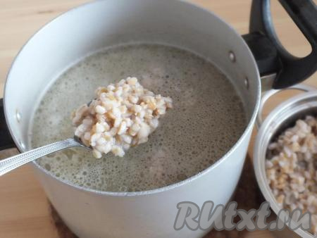 Теперь пришло время "собрать" рассольник. Поставьте бульон на средний огонь, доведите до кипения, затем опустите в него картофель, варёное мясо, отваренную перловую крупу и варите до готовности картошки (по времени это займёт 20-25 минут).