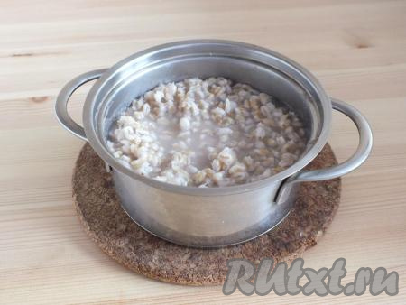 Перловую крупу после замачивания промойте, переложите в кастрюлю, залейте 3 стаканами воды и варите до готовности (в течение&nbsp;45 минут).