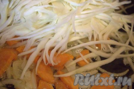 Далее в сковороду к луку и моркови добавить нашинкованную капусту, перемешать.