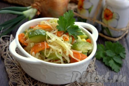 Капуста, тушёная с кабачками на сковороде