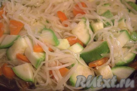 Затем уменьшить огонь до минимума, накрыть сковороду крышкой и тушить капусту с кабачками до готовности (примерно, 15 минут), иногда перемешивая. Если капуста суховата, добавьте в сковороду 100-150 миллилитров воды комнатной температуры.