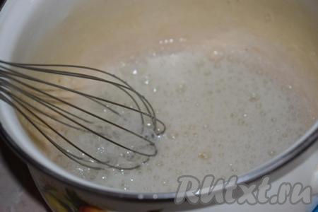 Пока пекутся куличи, приготовим белковую глазурь, для этого отделяем белки от желтков. Нам понадобятся только белки, желтки можете использовать по своему усмотрению. Белки взбиваем в крепкую пену при помощи миксера.