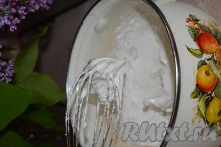 Наша глазурь готова, когда на венчике миксера пена будет плотно держаться и не стекать.