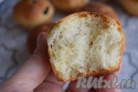 Наша пасхальная выпечка готова! Куличи, замешанные на молоке и сухих дрожжах, получаются мягкими, нежными, воздушными и очень ароматными! Структура у них мелкопористая, нежная, как бы кружевная. При надавливании, кулич быстро восстанавливает свою форму.