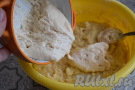 Добавляем к тесту нашу опару и аккуратно перемешиваем. Начинаем замешивать тесто. Месим его не менее 15 минут.