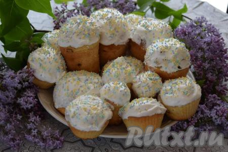 Готовые горячие куличи вынимаем из формочек и смазываем белковой глазурью, сверху посыпаем присыпкой.