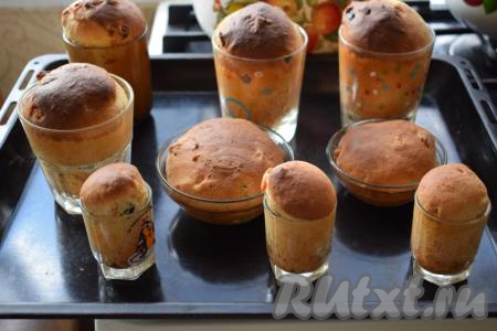 Куличи достаём из духовки, во время выпечки они хорошо подходят и увеличиваются в размерах.