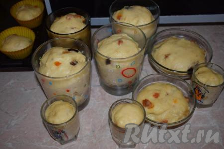 Накрываем формочки полотенцем и оставляем подходить, примерно, на 1 час. Подошедшие заготовки немного увеличатся&nbsp;в размерах.