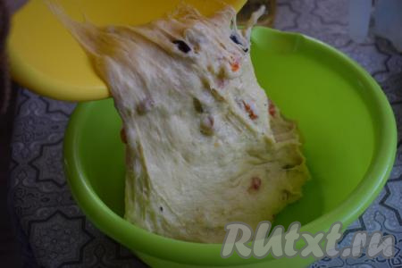 Оставляем его для подхода на 1,5-2 часа, накрыв миску с тестом плёнкой (я переложила тесто в миску большую по объёму). Тесто не липнет к миске, но при том остаётся вязким.