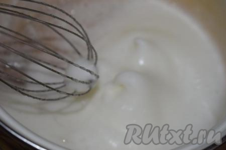 Когда пена станет белеть, добавляем по 2 столовых ложки сахара в 3&nbsp;приёма и смешиваем белок с сахаром, взбивая массу миксером до уплотнения глазури.