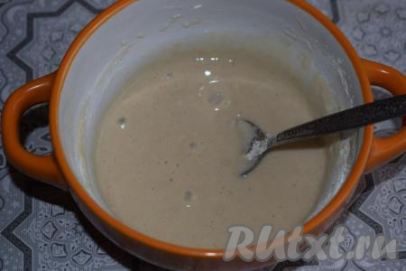 Перемешаем получившуюся опару и оставим в тёплом месте подходить на 15-20 минут.