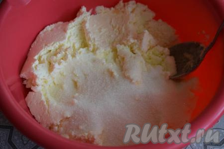 В это время приготовим начинку, для этого творог смешаем с сахаром, добавим ванилин по вкусу. Сразу разделим творожную начинку на 2 части - для формирования 2 пасхальных венков.