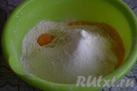 Вначале замесим тесто, для этого в глубокую миску просеиваем муку, добавляем сахар, соль, сухие дрожжи, ванилин, яичные желтки, растительное масло и растопленное не горячее сливочное масло.