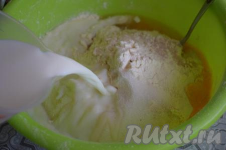 Молоко подогреваем до температуры 40 градусов и выливаем в миску. Начинаем замешивать тесто. Тесто легко и быстро сворачивается в ком.