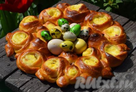 Готовый пасхальный венок можно смазать белком и присыпать пасхальной посыпкой, но мне кажется, что и без каких-либо украшений он смотрится очень празднично и нарядно! В центр веночка можно выложить пасхальные крашеные яйца или поставить кулич со свечой.