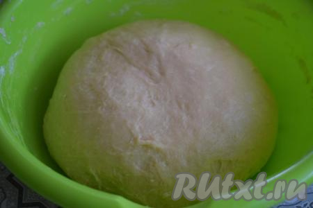 Накрываем миску плёнкой и оставляем&nbsp;в тёплом месте для подхода на 1 час. Далее обминаем тесто и даём ему подойти ещё в течение минут 30.