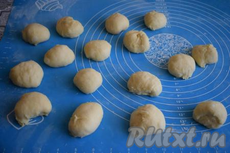 Разделим тесто на 16 равных кусочков и округлим их руками.