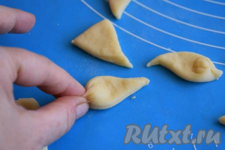 Каждый треугольник с широкой стороны сжимаем, придавая форму листочка.