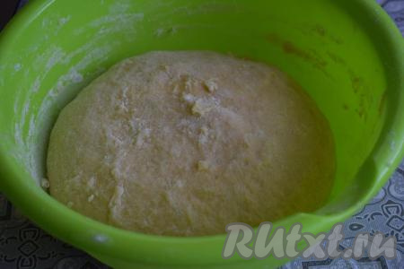 Вымешиваем тесто руками, примерно, 10-12 минут (до получения однородной структуры). Тесто по консистенции получается мягким, не липнет к рукам, держит круглую форму.