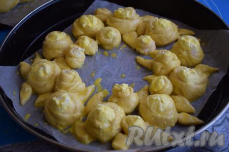 Смазываем наш пасхальный венок при помощи кулинарной кисти смесью молока и яйца. Даём венку немного расстояться (30 минут будет достаточно). Таким же образом формируем и второй венок.