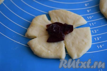 В центр каждой надрезанной лепёшки, из которой мы будем готовить розочки или бутоны, выкладываем ягоды.