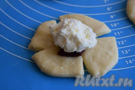 Сверху на ягоды кладём по 1 чайной ложке с горкой творожной начинки.