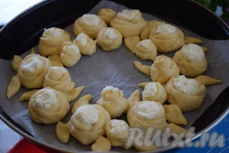 Форму для выпечки можно взять диаметром от 32 см до&nbsp;42 см. Хватит формы и диаметром 32 см, но для того чтобы булочки свободно подходили, я использовала форму большего диаметра. В форму, застеленную пергаментом, выкладываем наши розочки по кругу, заполняя пустые места листочками и бутонами, таким образом формируя пасхальный венок.