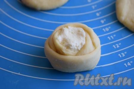 Наши булочки "розочки" готовы, бутоны делаем таким же образом, только лепёшки будут меньшего диаметра.