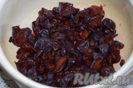 Ягоды, если используете замороженные, нужно разморозить, лишний сок слить. Если готовите со свежими ягодами, тогда промойте их, обсушите. Для приготовления этих венков можно взять любые ягоды по вкусу, предварительно удалив косточки, если используете сливы или вишню. Зрительно разделим ягоды на 2 части - для формирования 2 венков.